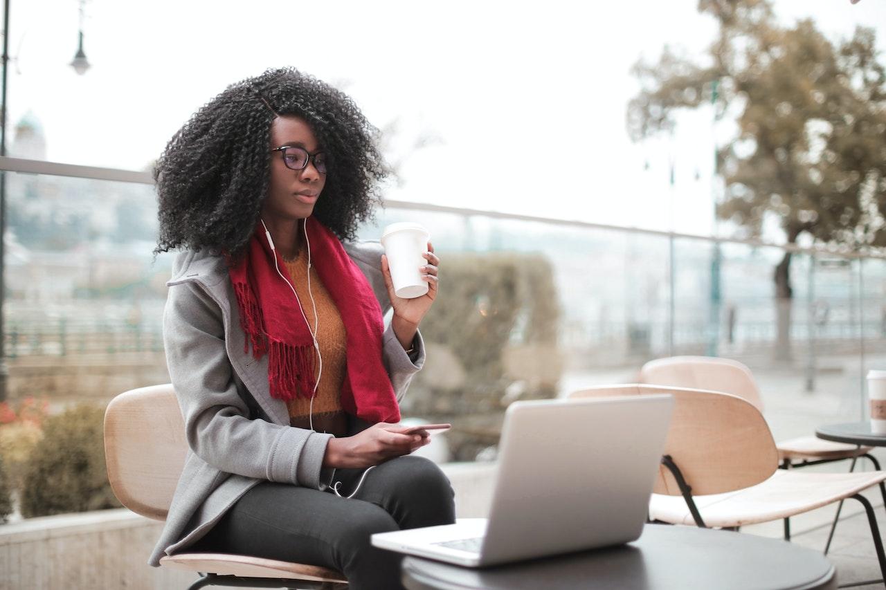 jeune femme travaillant dehors avec son laptop