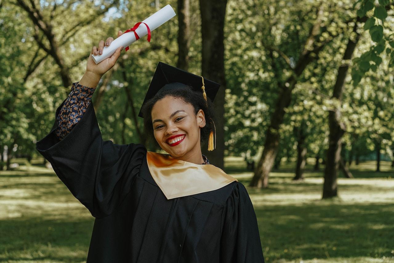 jeune femme metisse ravie d avoir recu son diplome
