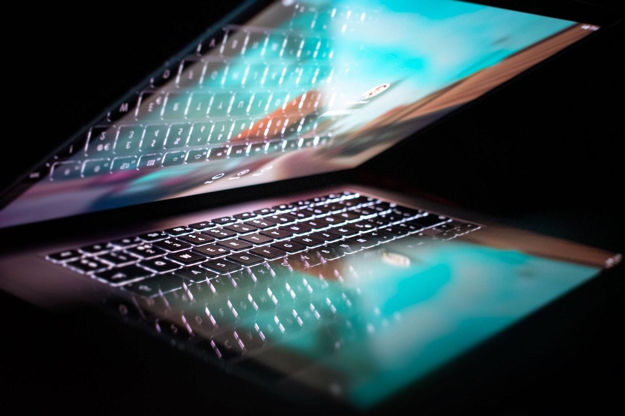 laptop se refletant 