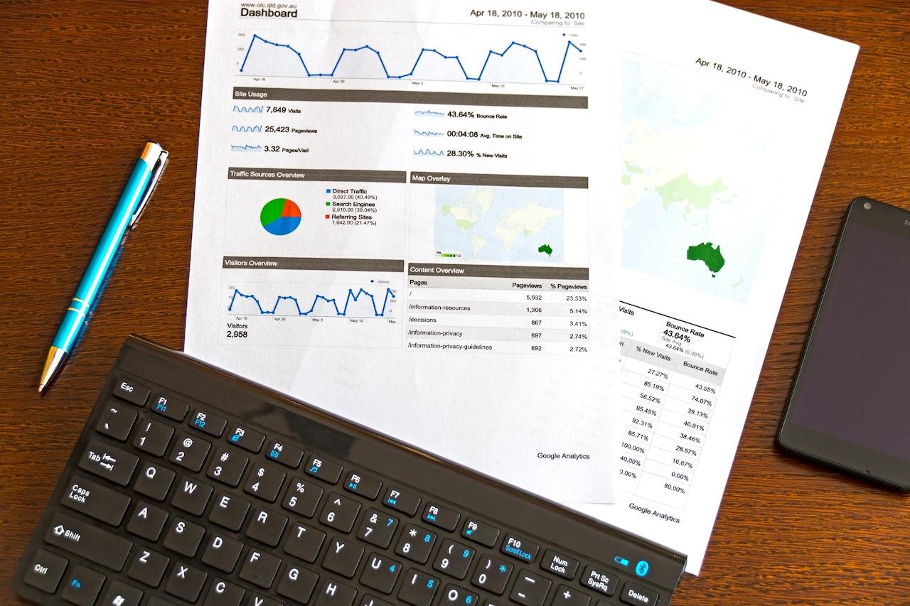 papiers de statistiques posées derriere un clavier sur une table