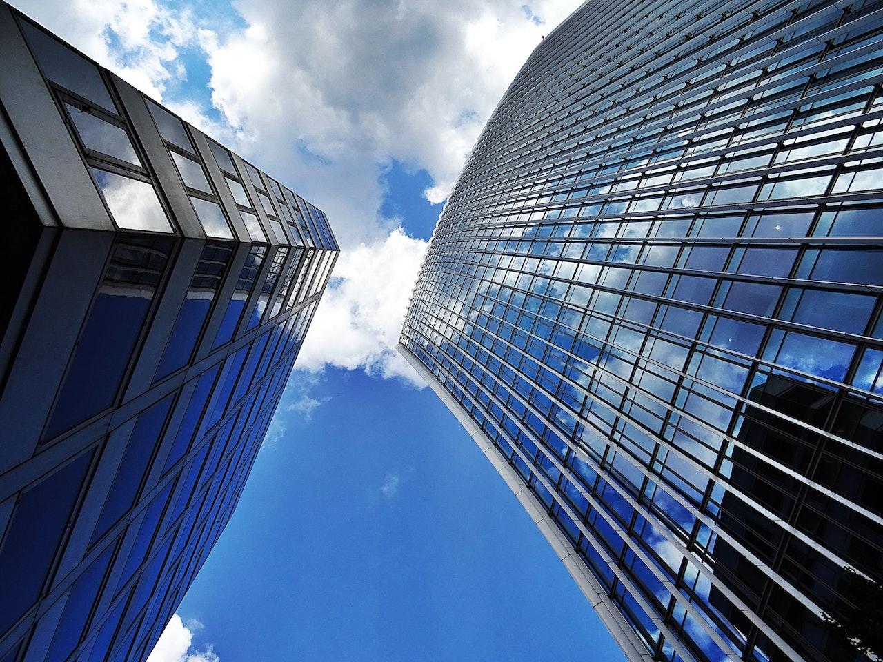 immeubles et ciel bleu en plongee