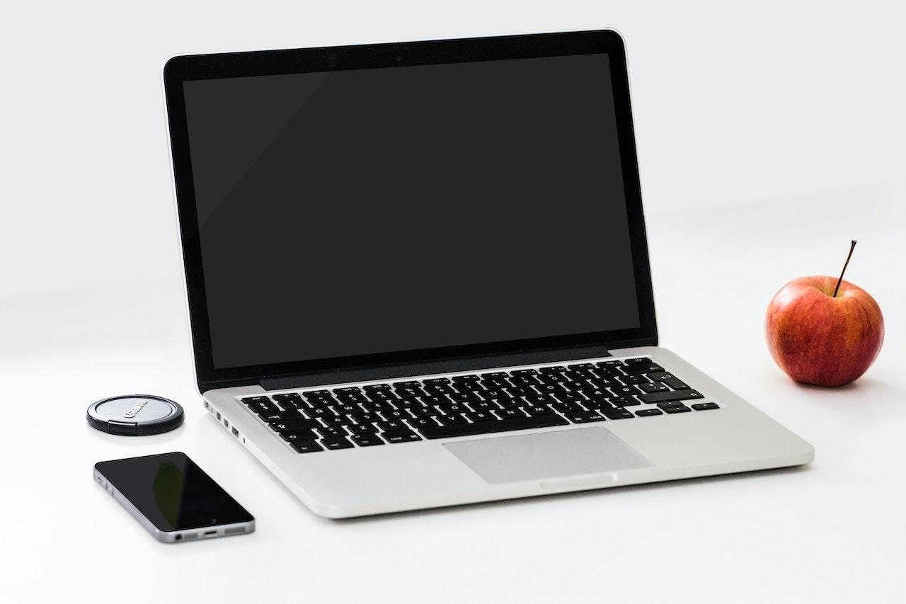 laptop avec pomme et smartphone