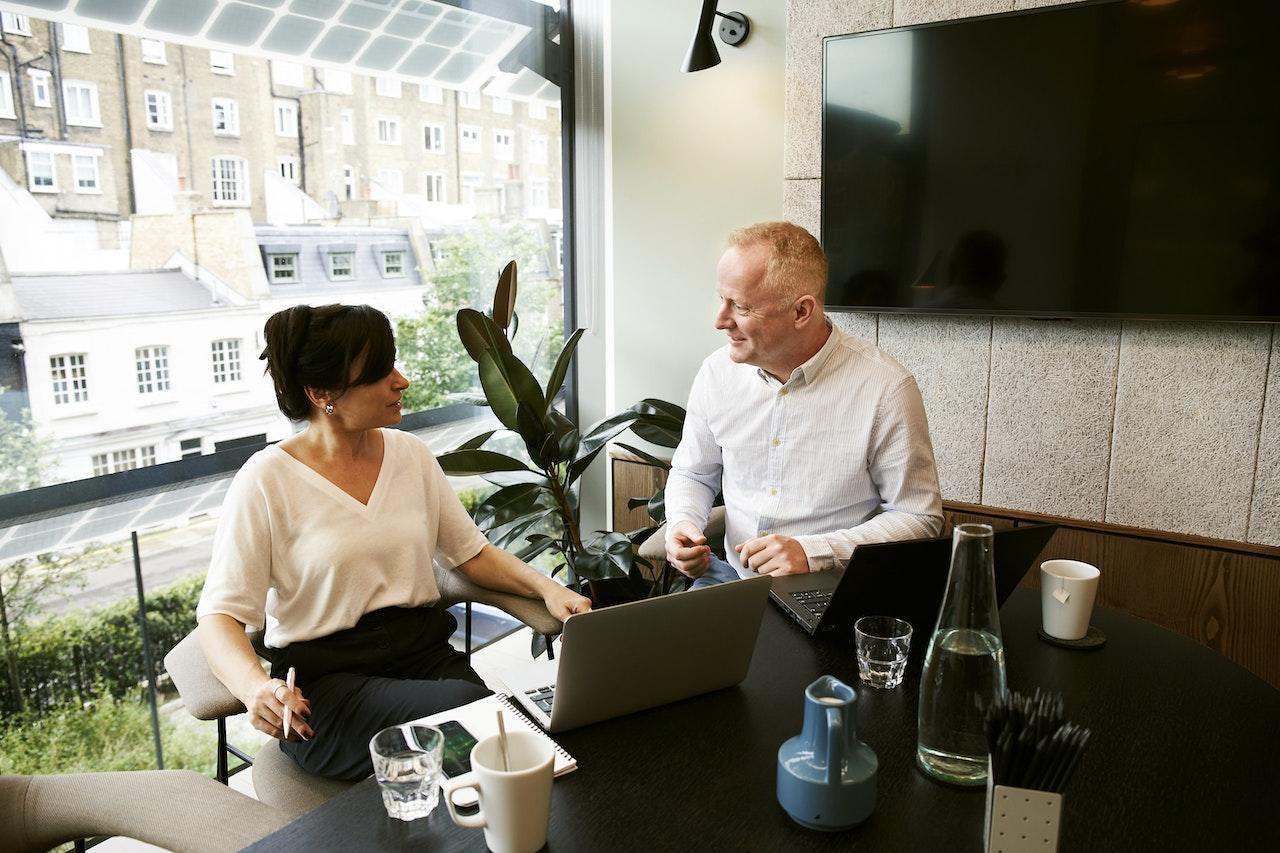 homme et femme travaillant dans un open space