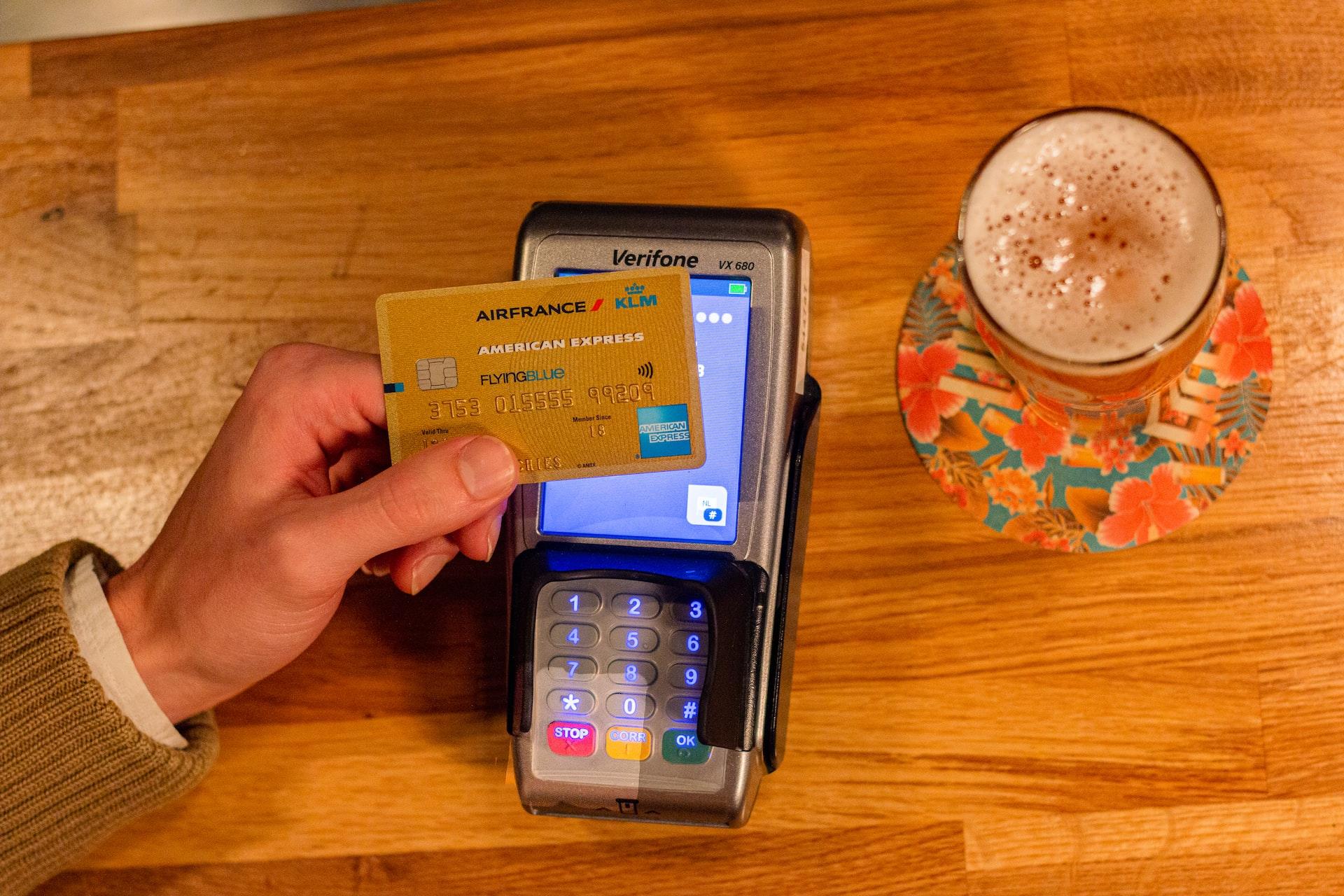 carte maintenue au dessus d un lecteur