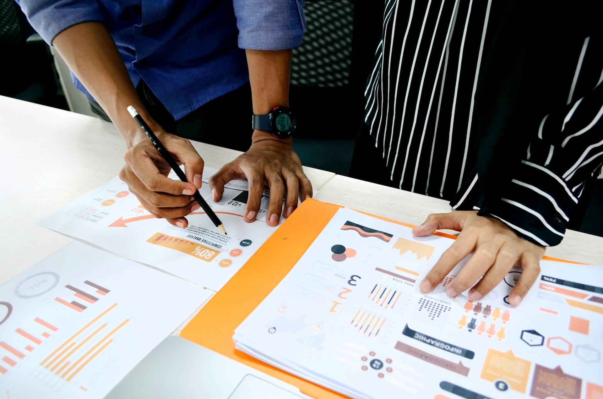 homme en train d aider un autre sur les statistiques 