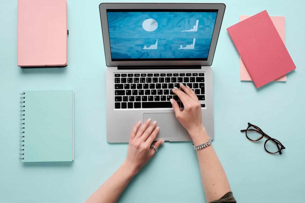 jeune femme avec des graphiques sur son laptop