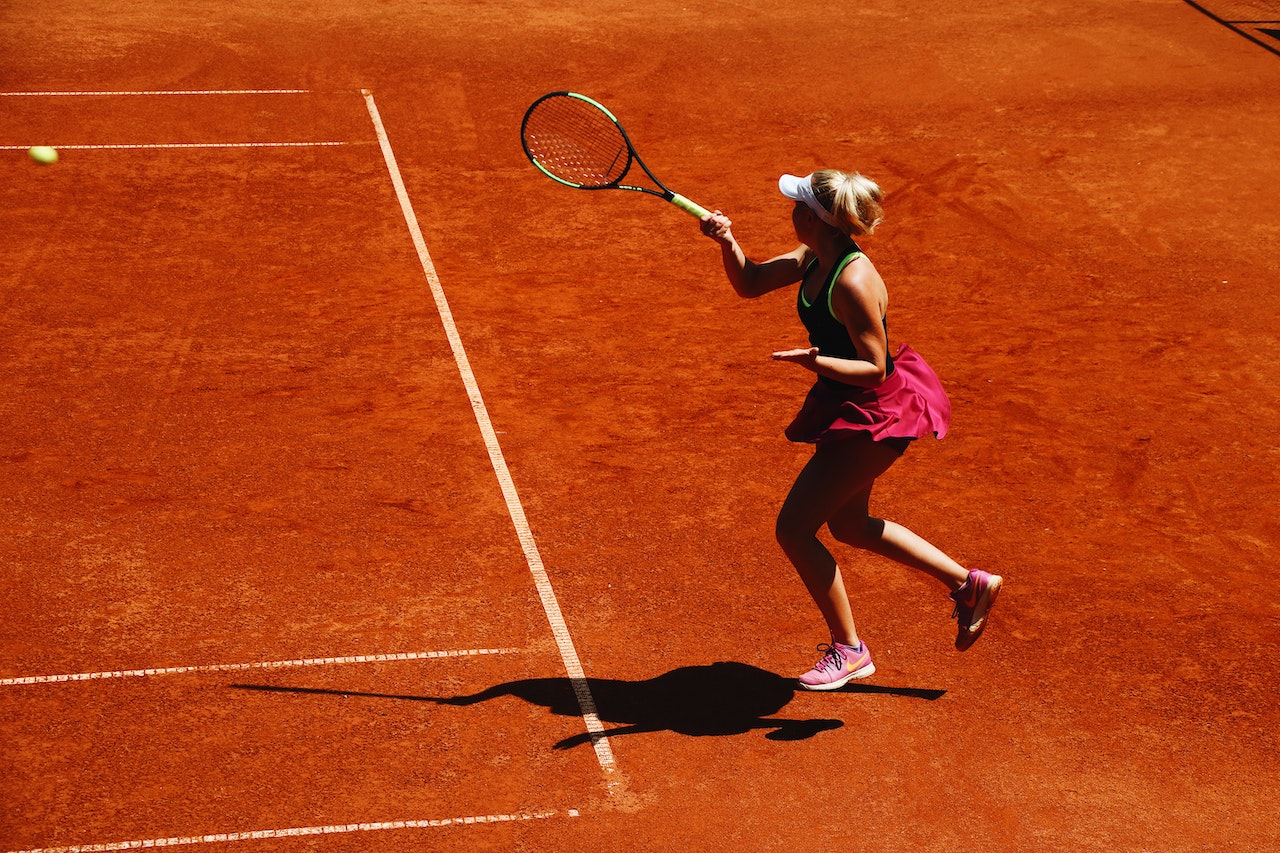 femme sur un terrain de tennis
