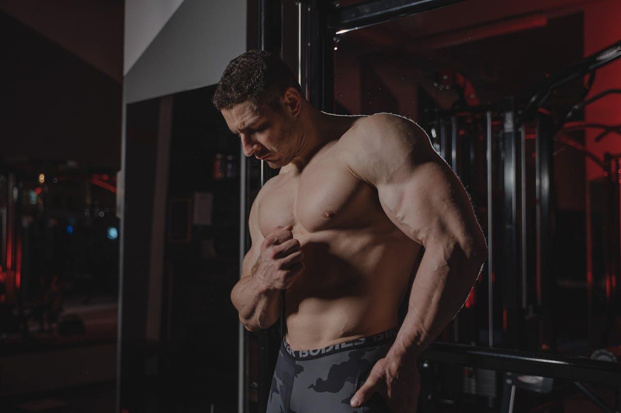 torse nu homme sportif avec gros muscles 