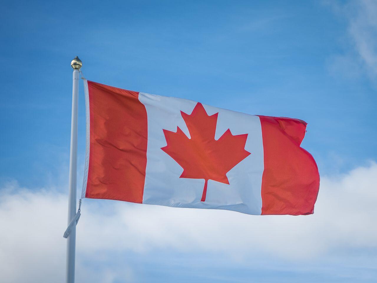 drapeau canadien dans un ciel bleu