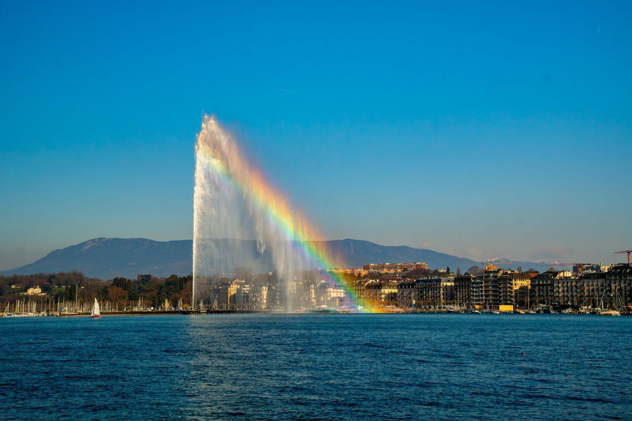lac leman a geneve avec un arc en ciel