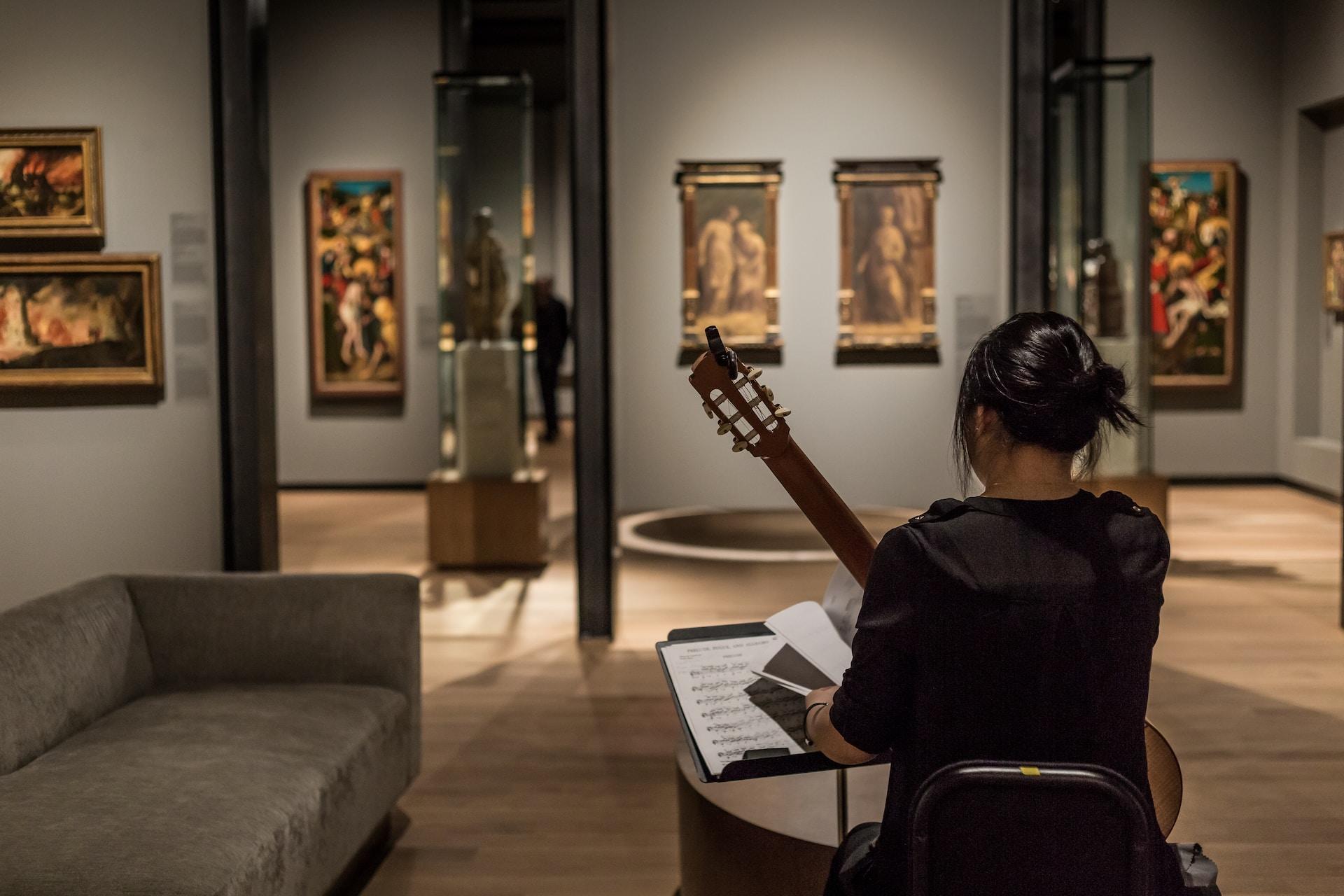Étudiante en musique qui joue de la guitare.