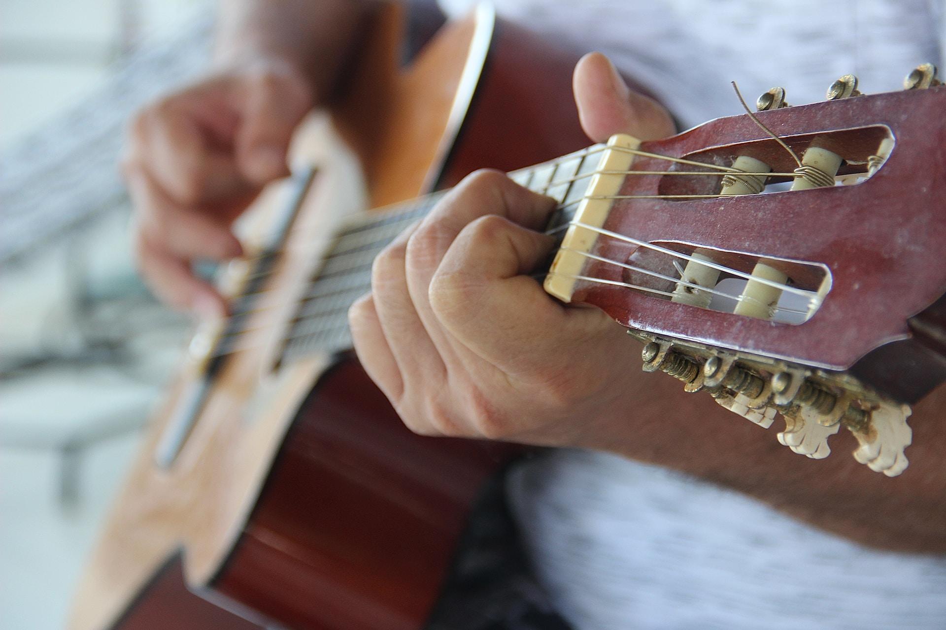 Fingerpicking sur une guitare.