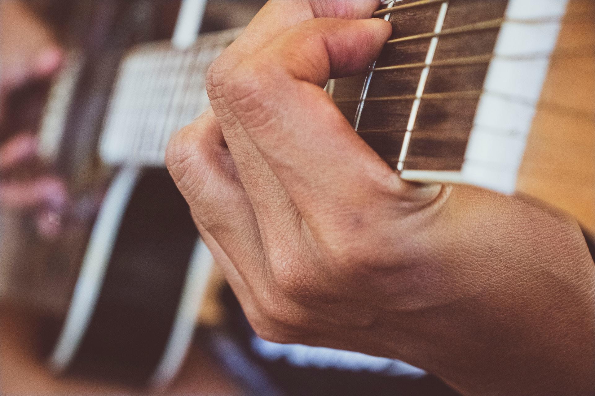 Main gauche sur guitare.