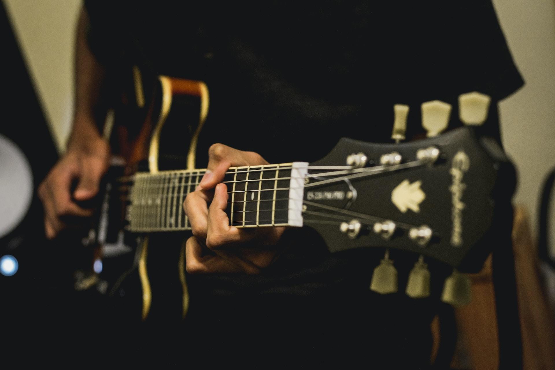 Jouer de la guitare.
