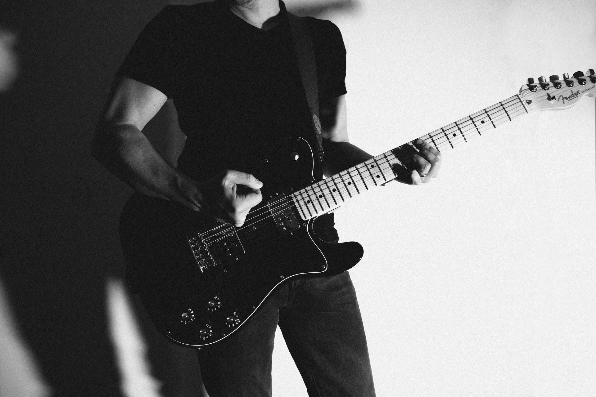 Photo noir et blanc d'un guitariste.