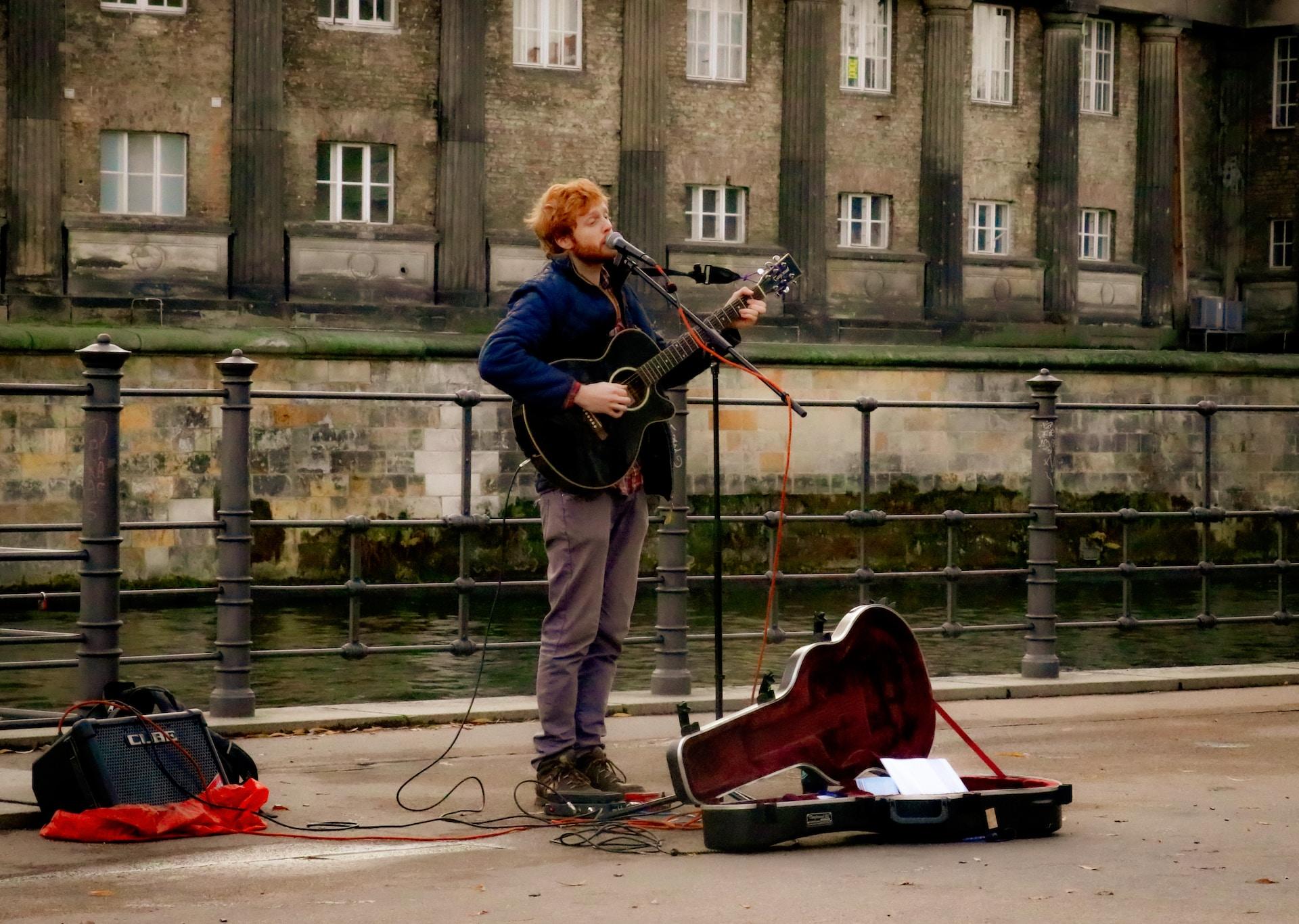 Prestation dans la ville d'un guitariste.