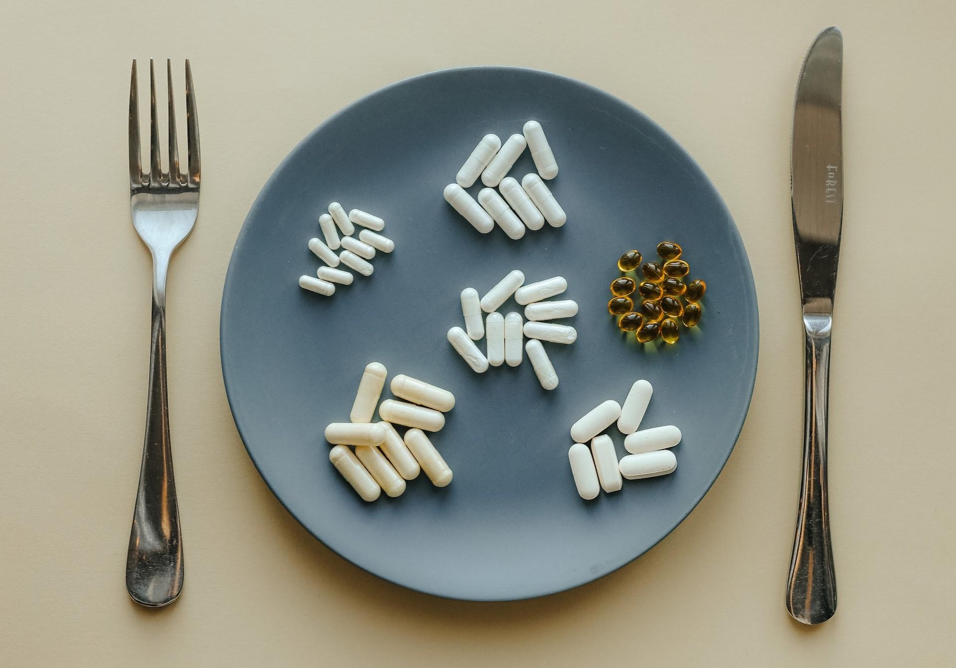 assiette contenant des compléments alimentaires