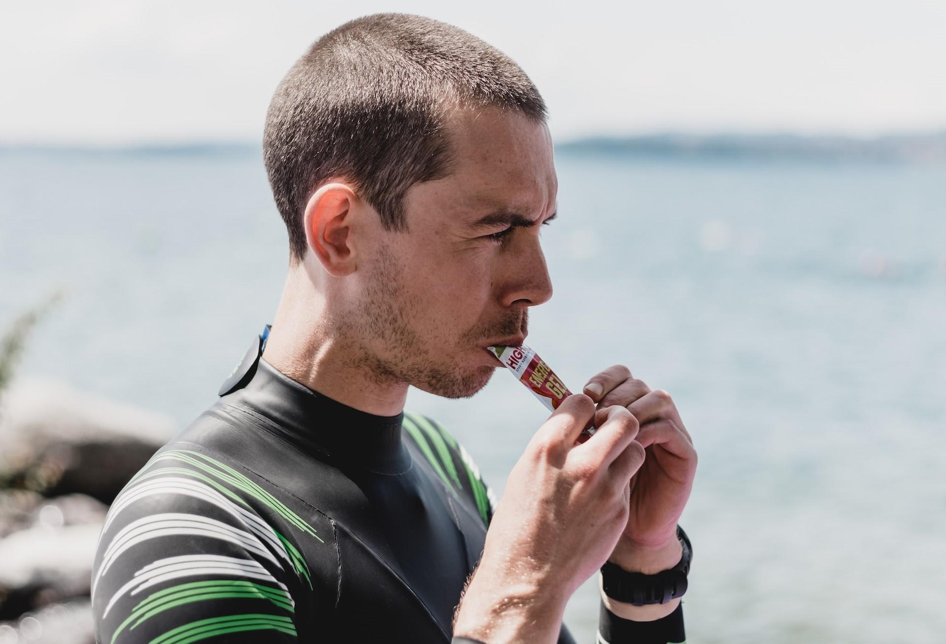 homme sportif prenant du gel énergétique