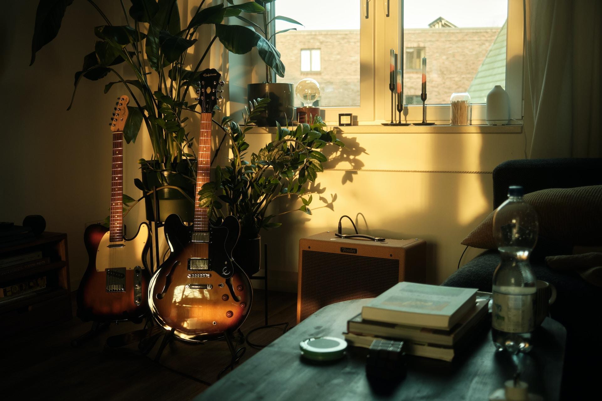 deux guitares posées au sol