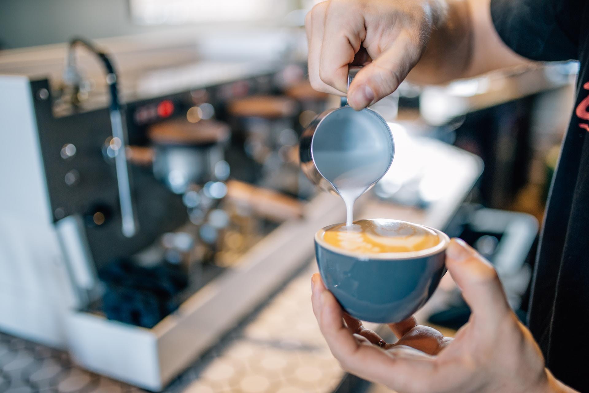 café au lait versé dans une tasse