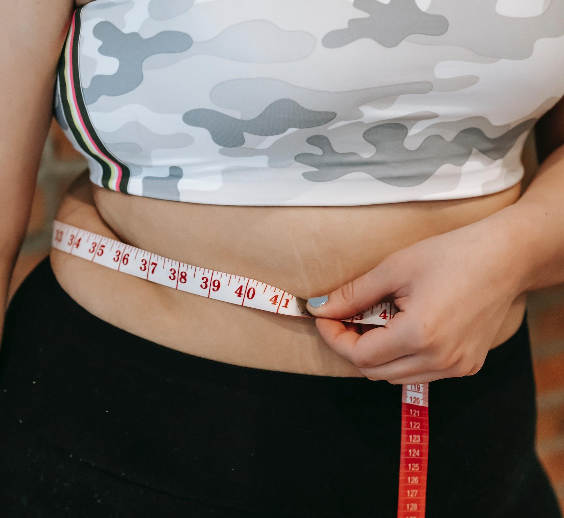 Sportive qui mesure sa taille