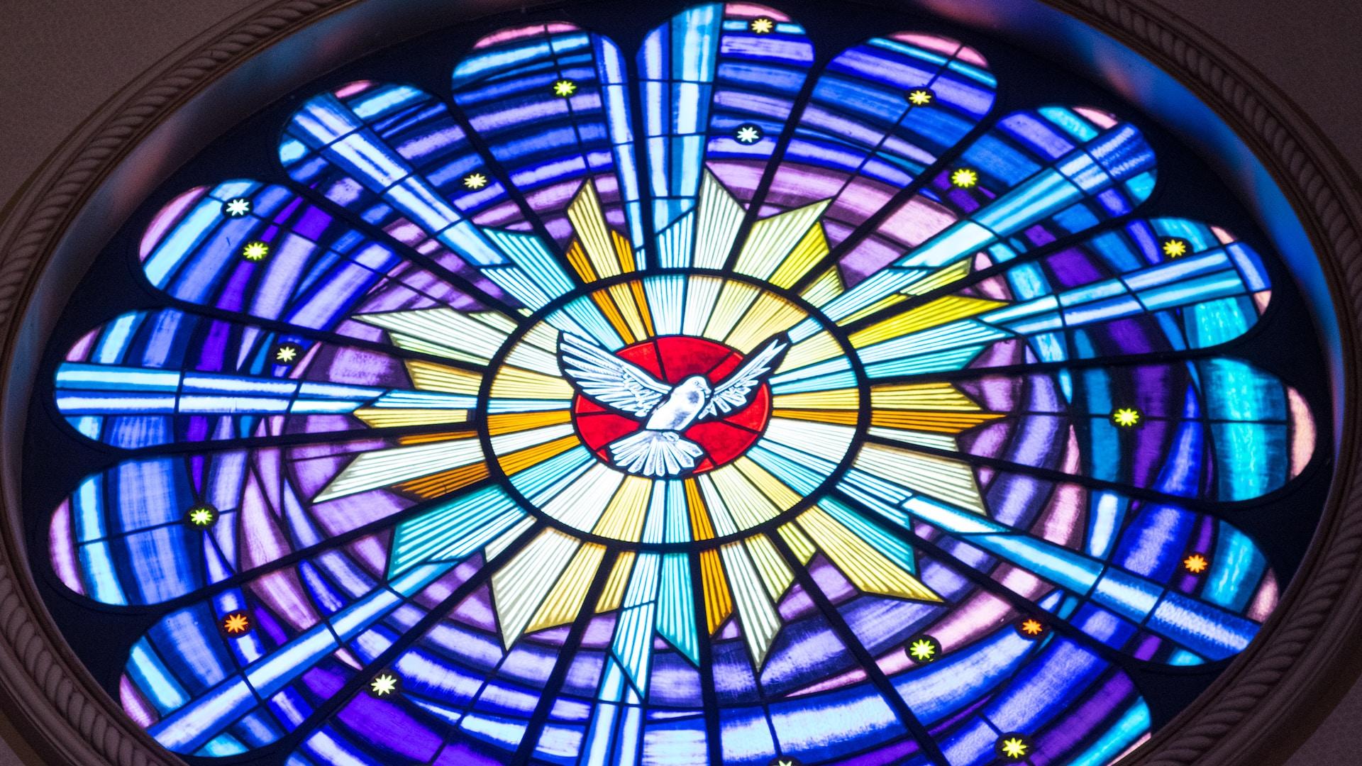 vitrail bleu dans une église