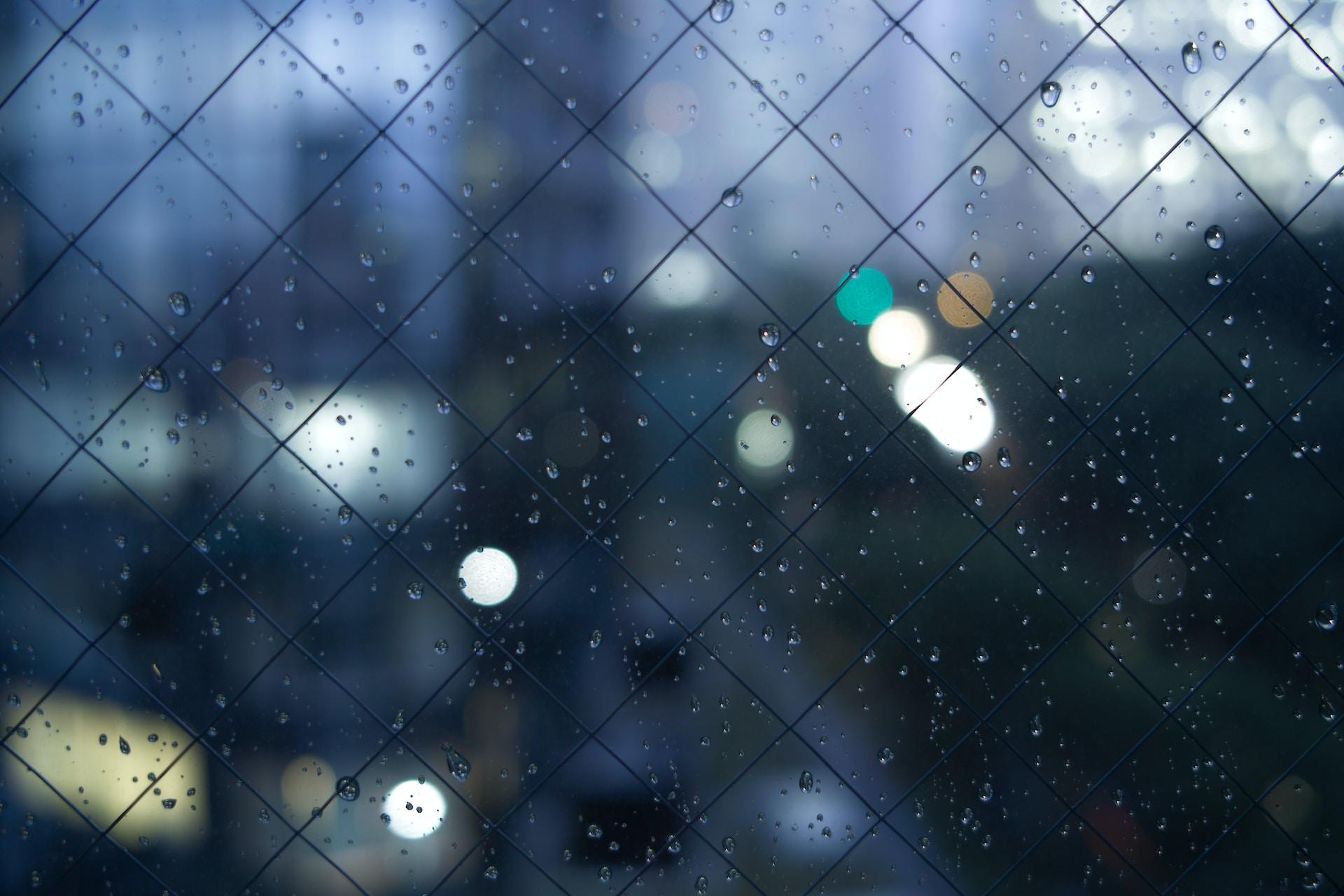 grillage avec pluie à l'extérieur
