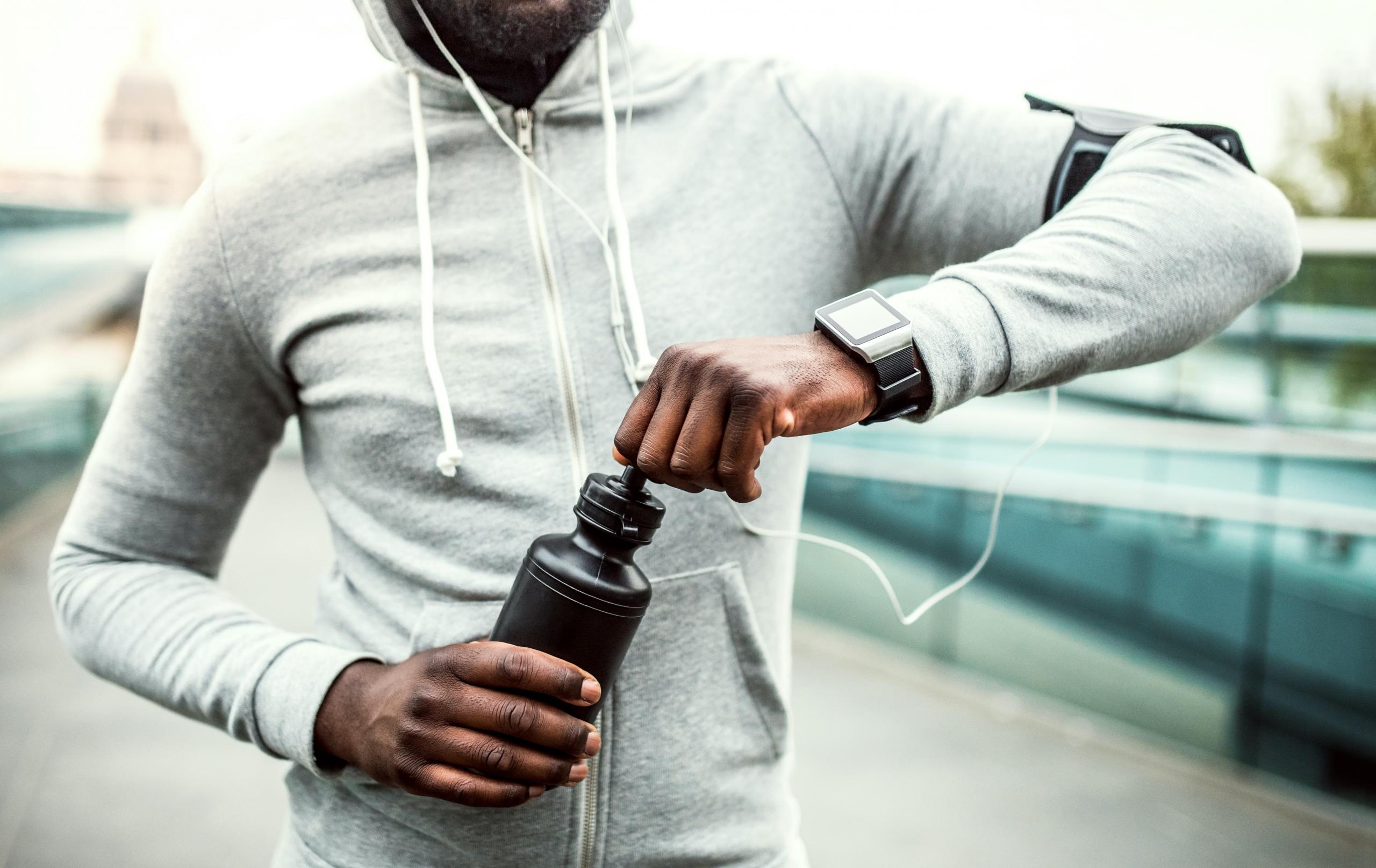 Homme équipé de dispositifs wearables pour faire du sport