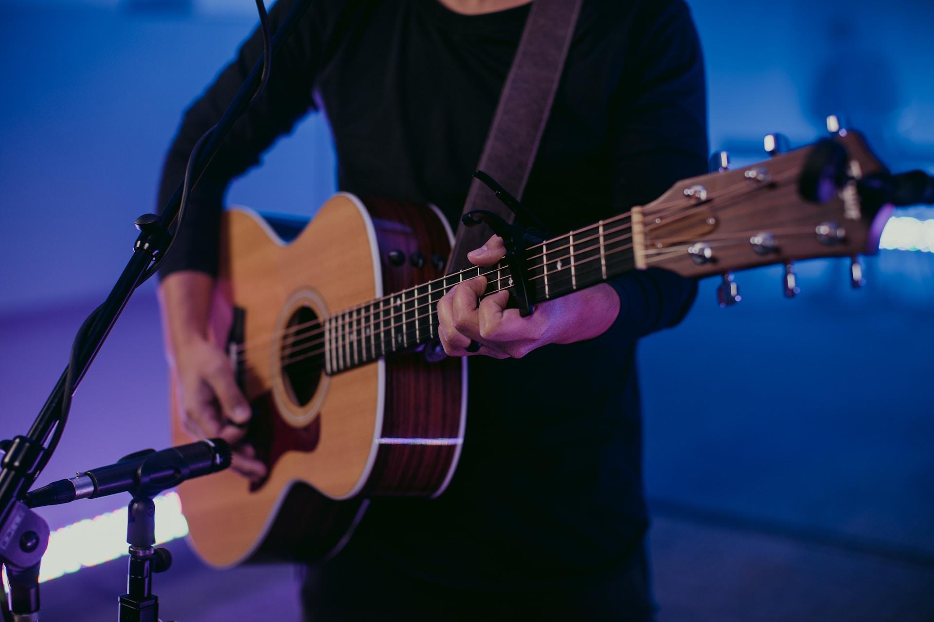 guitariste utilisant un capo en concert