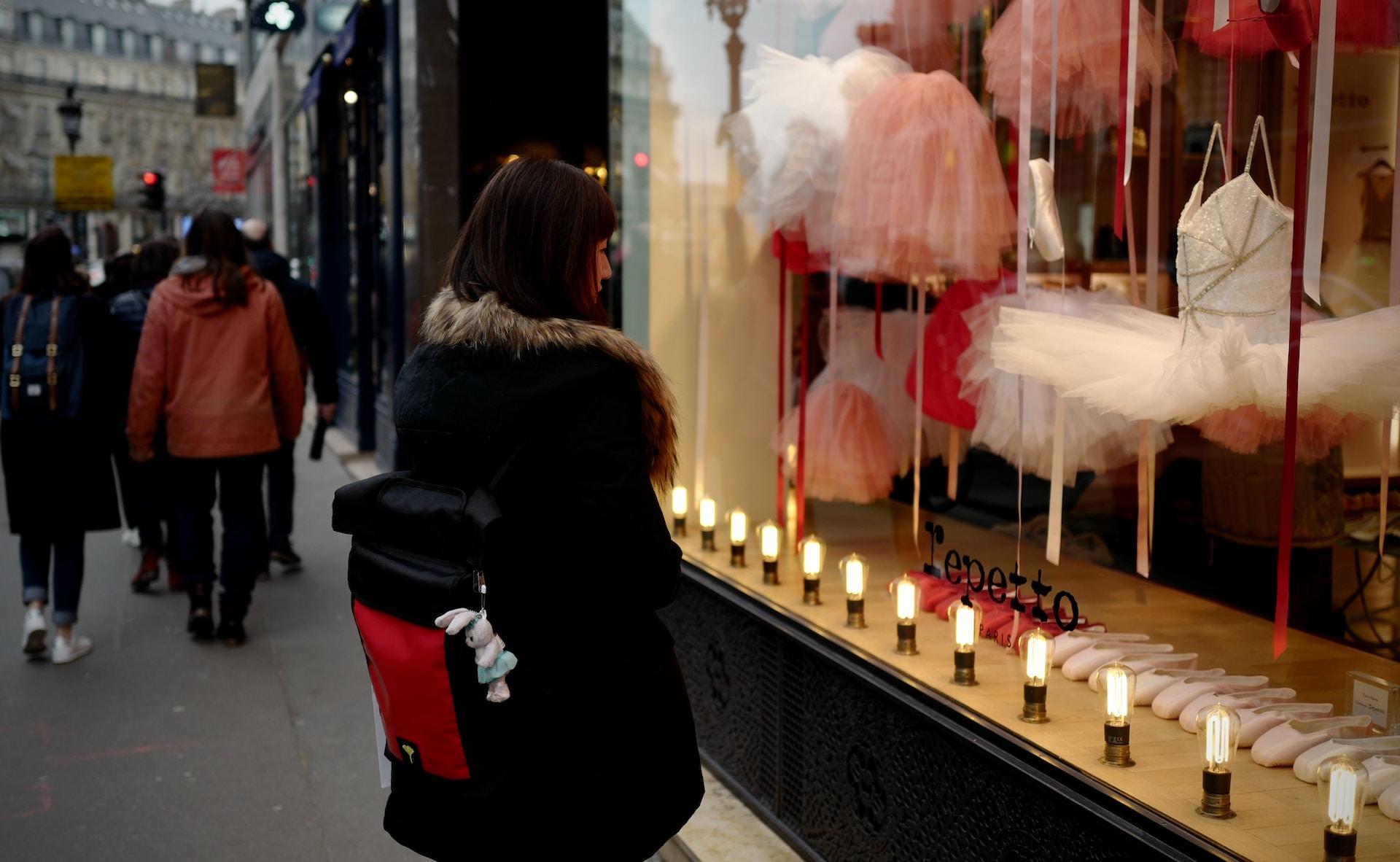 costumes tutus derrière une vitrine