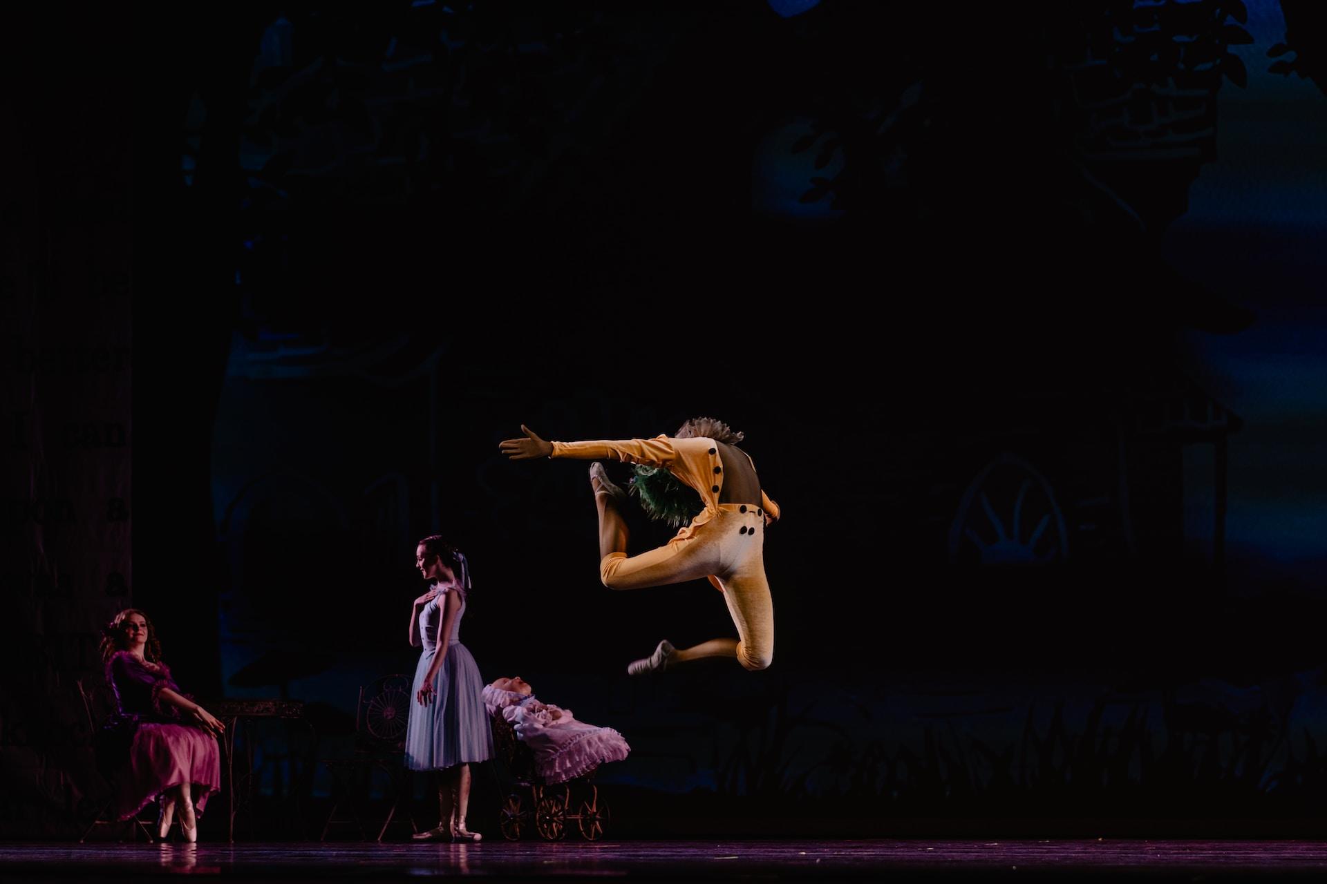 danse classique avec danseur et danseuses