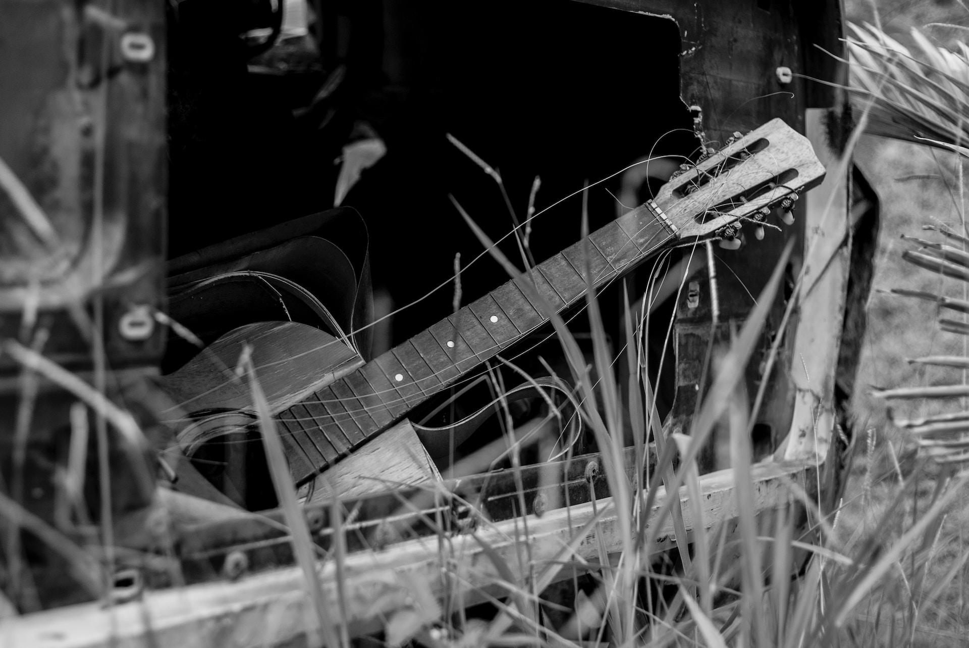 guitare abandonnée coin