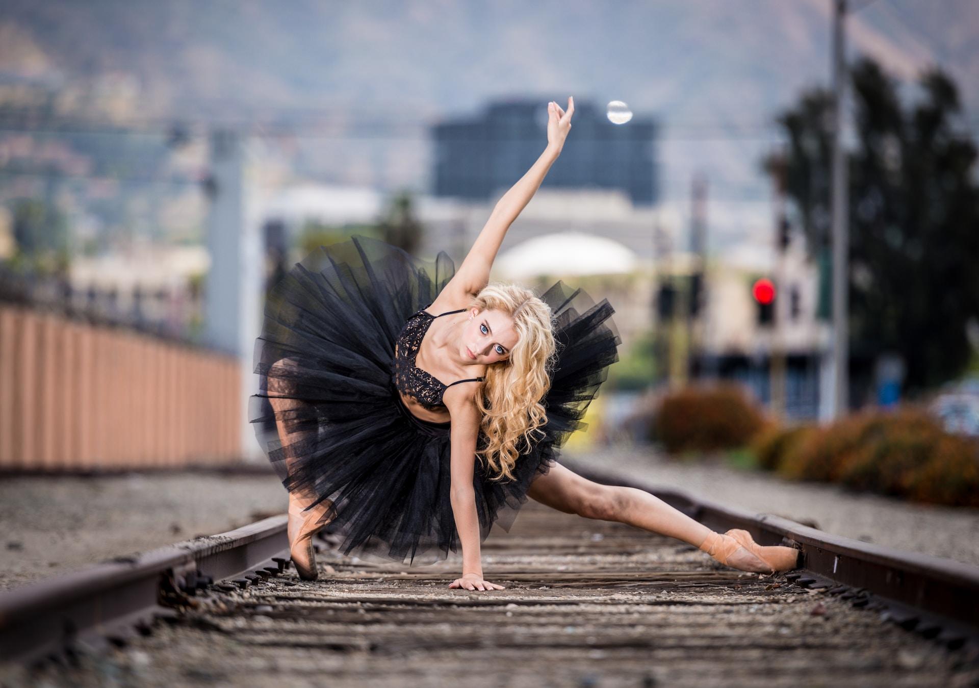 danseuse pratiquant la danse classique dans la rue