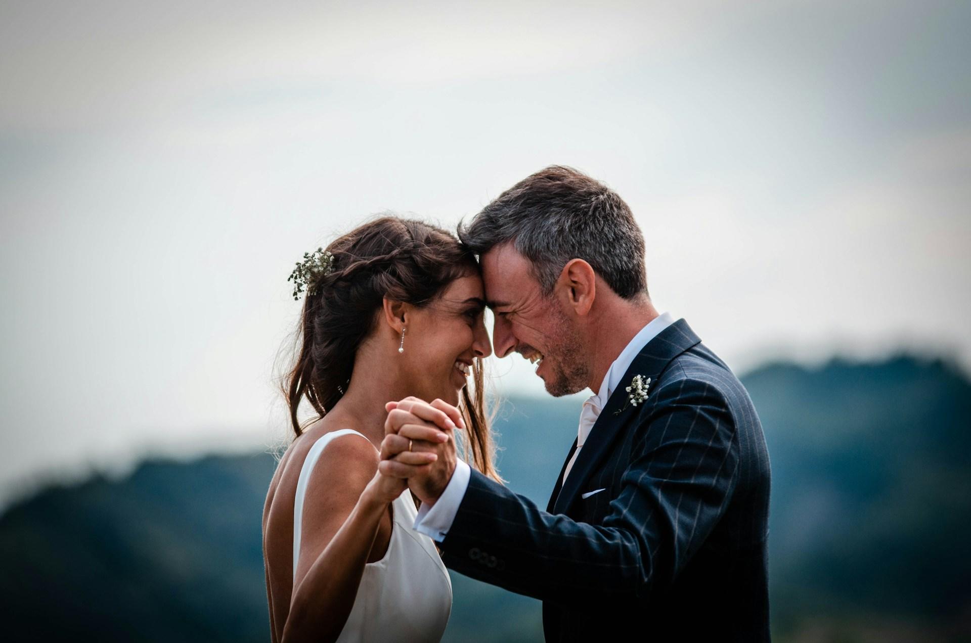 femme et homme dansant en souriant