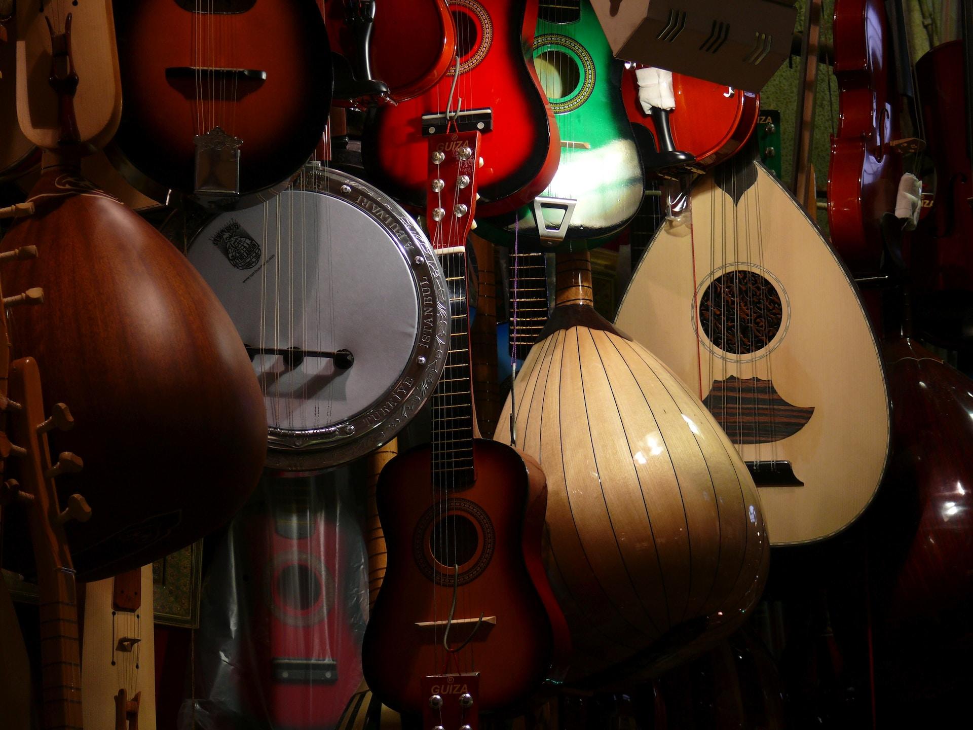 magasin de musique avec guitares