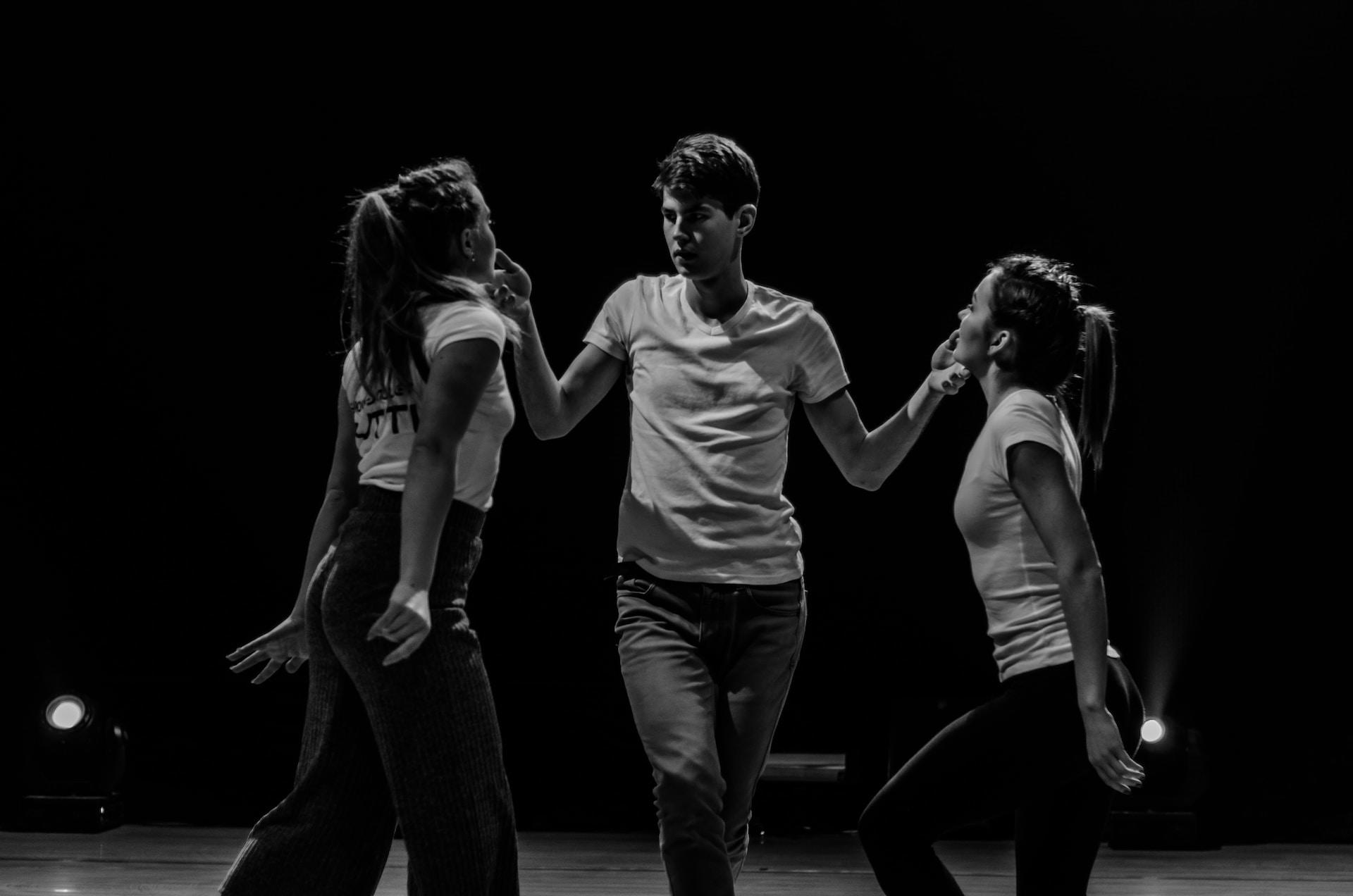 homme et deux femmes pratiquant la danse contemporaine