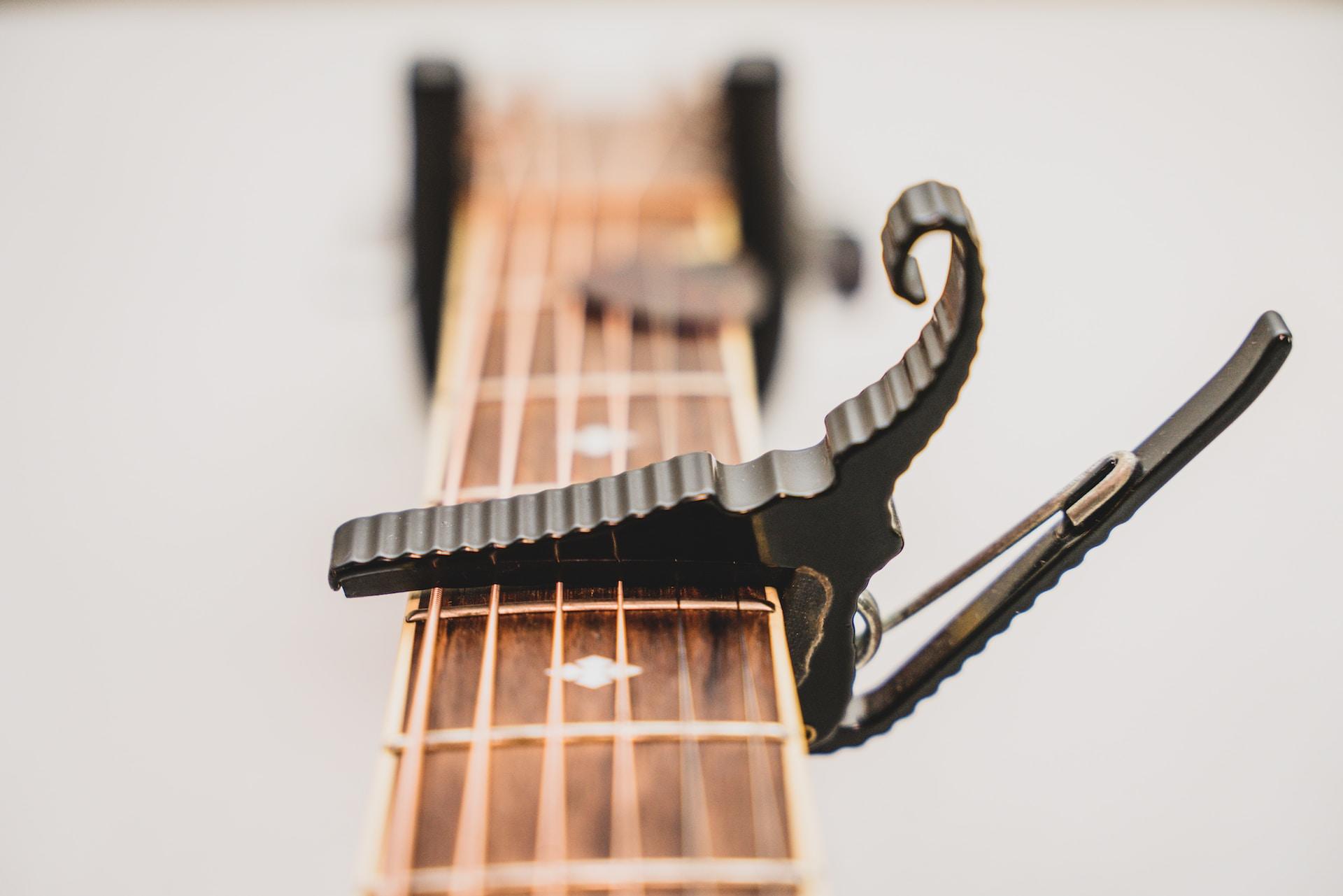 capodastre de guitare acoustique en bois