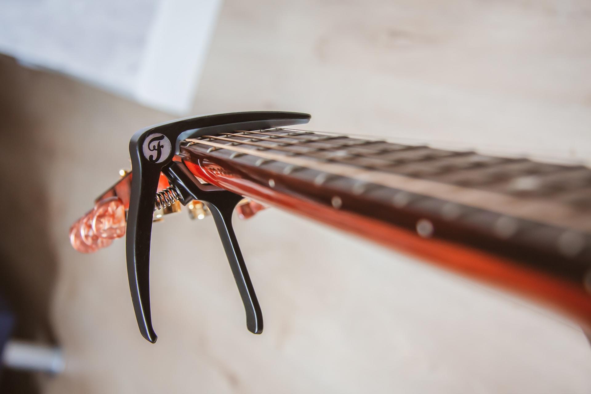 capo à pinces sur guitare