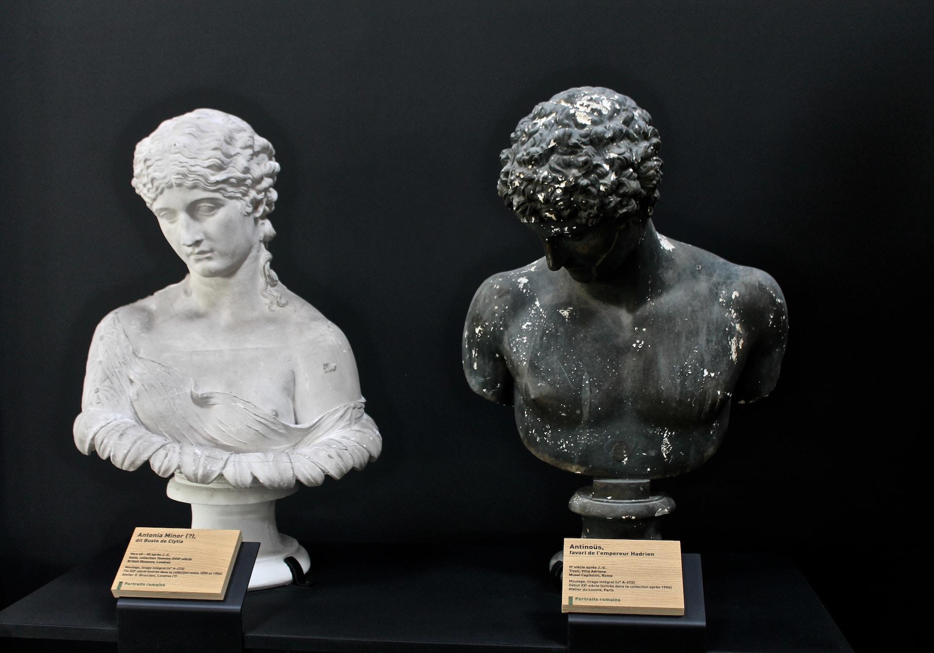 deux statues de bustes grecs ou romains