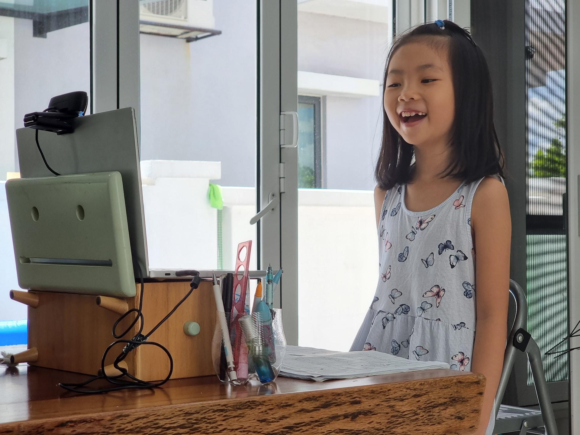 Jeune fille qui suit un cours en ligne.