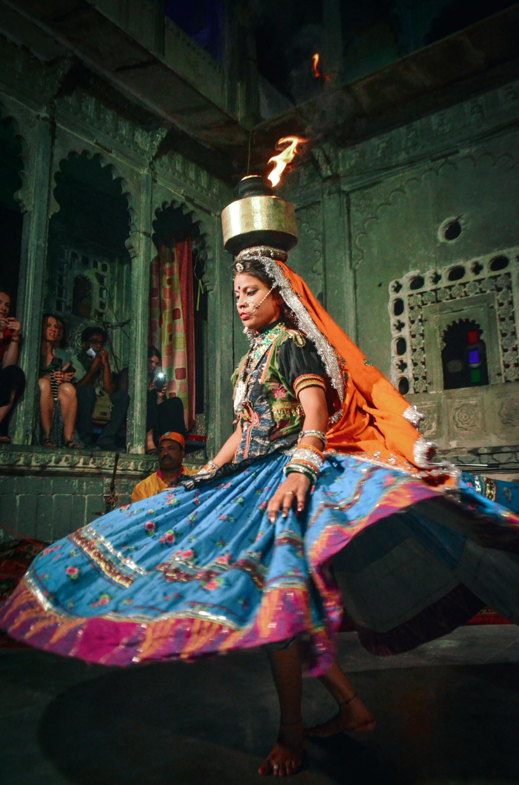 danse indienne jeune femme