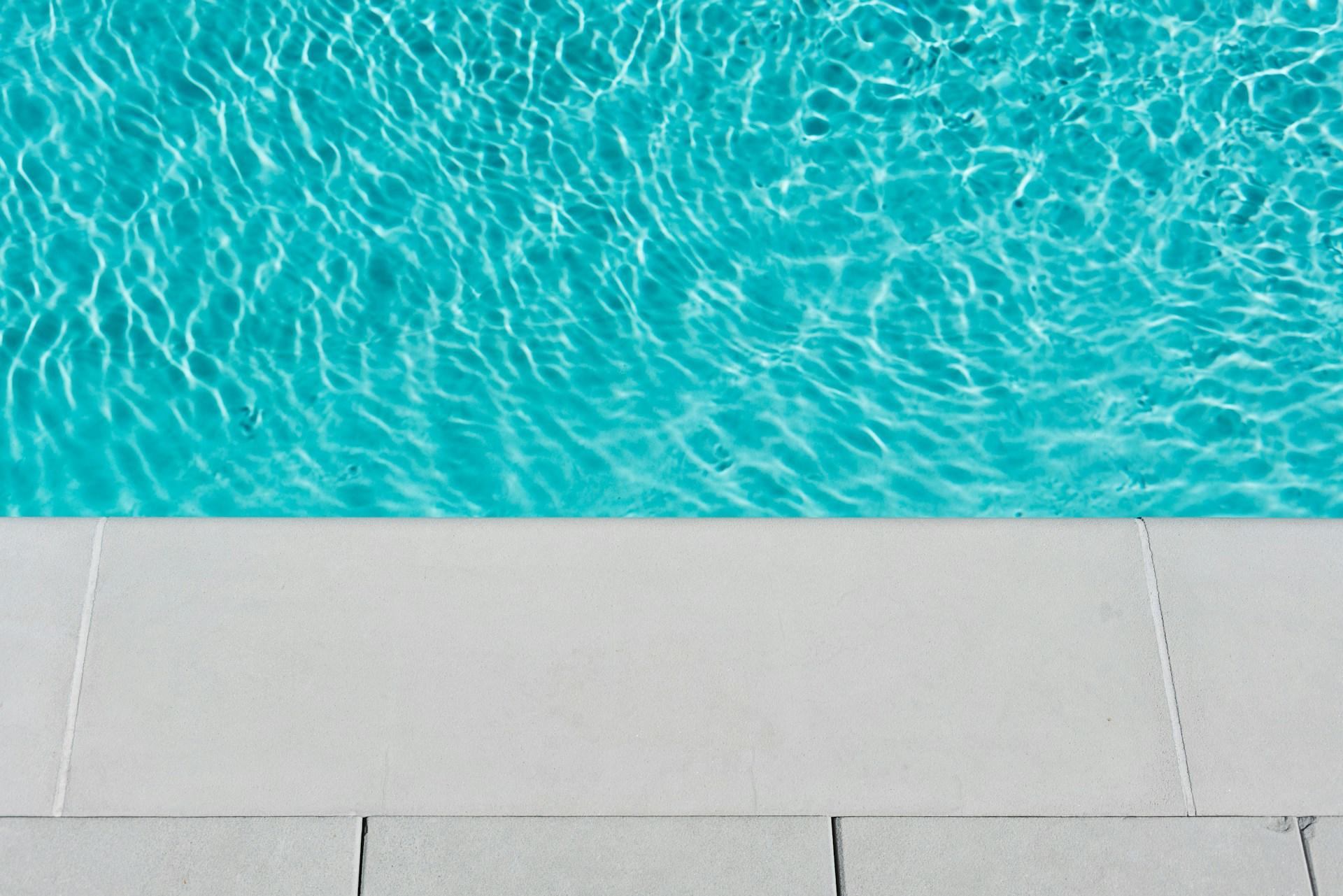 bord d'une piscine eau limpide claire