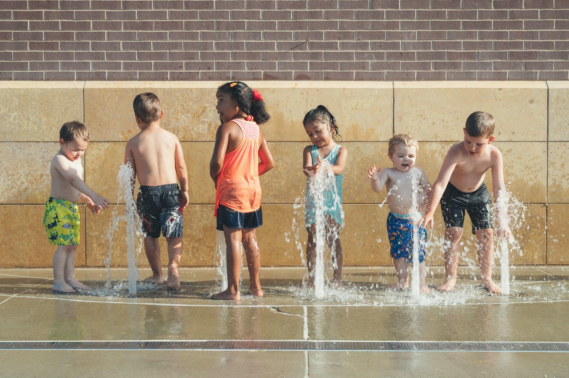 enfants garçons filles douches eau