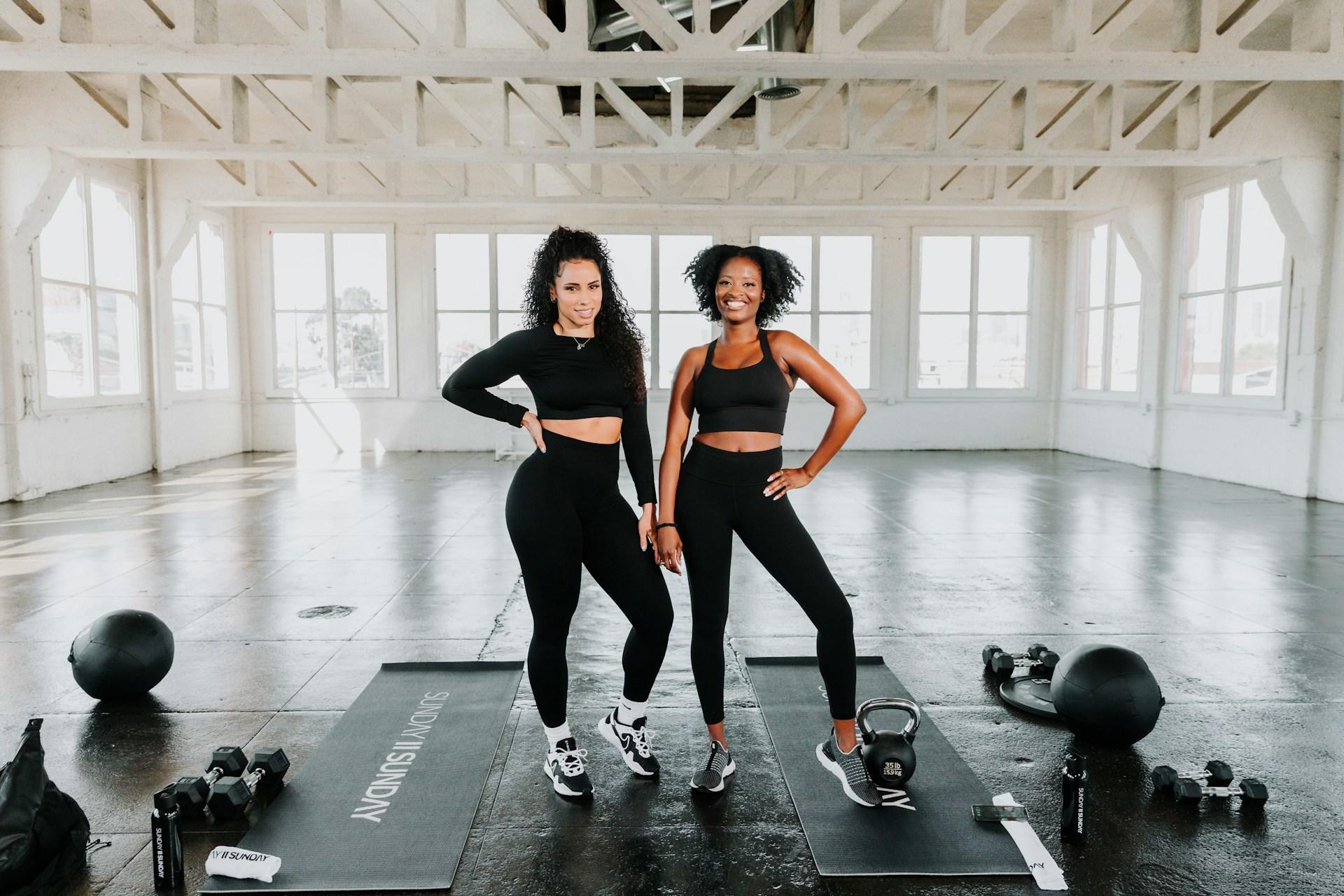 Deux femmes dans une salle de fitness.
