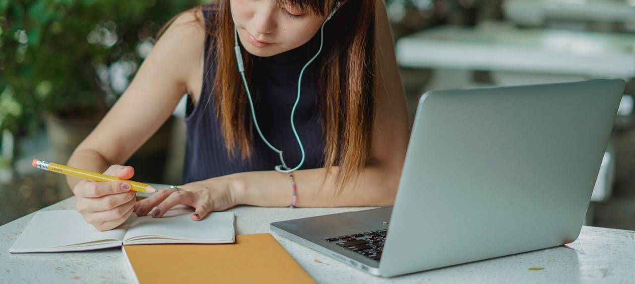 jeune fille avec ses écouteurs et son laptop