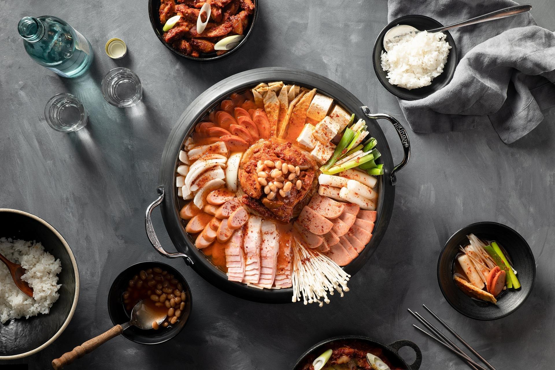 Hotpot coréen sur une table.