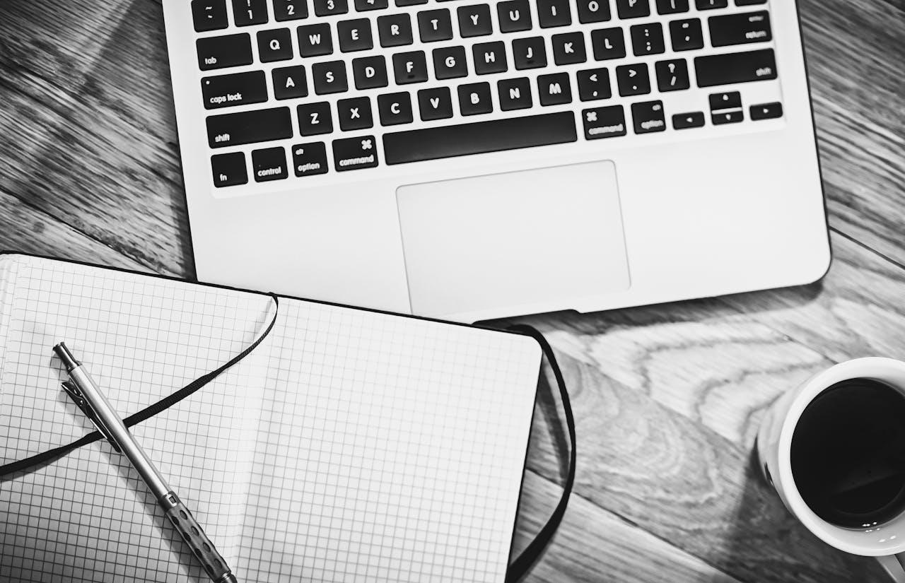 laptop cafe et carnet avec stylo sur une table