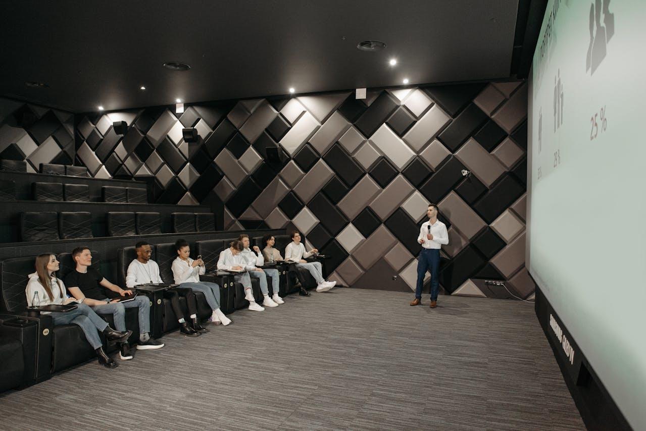 homme faisant une presentation en amphi