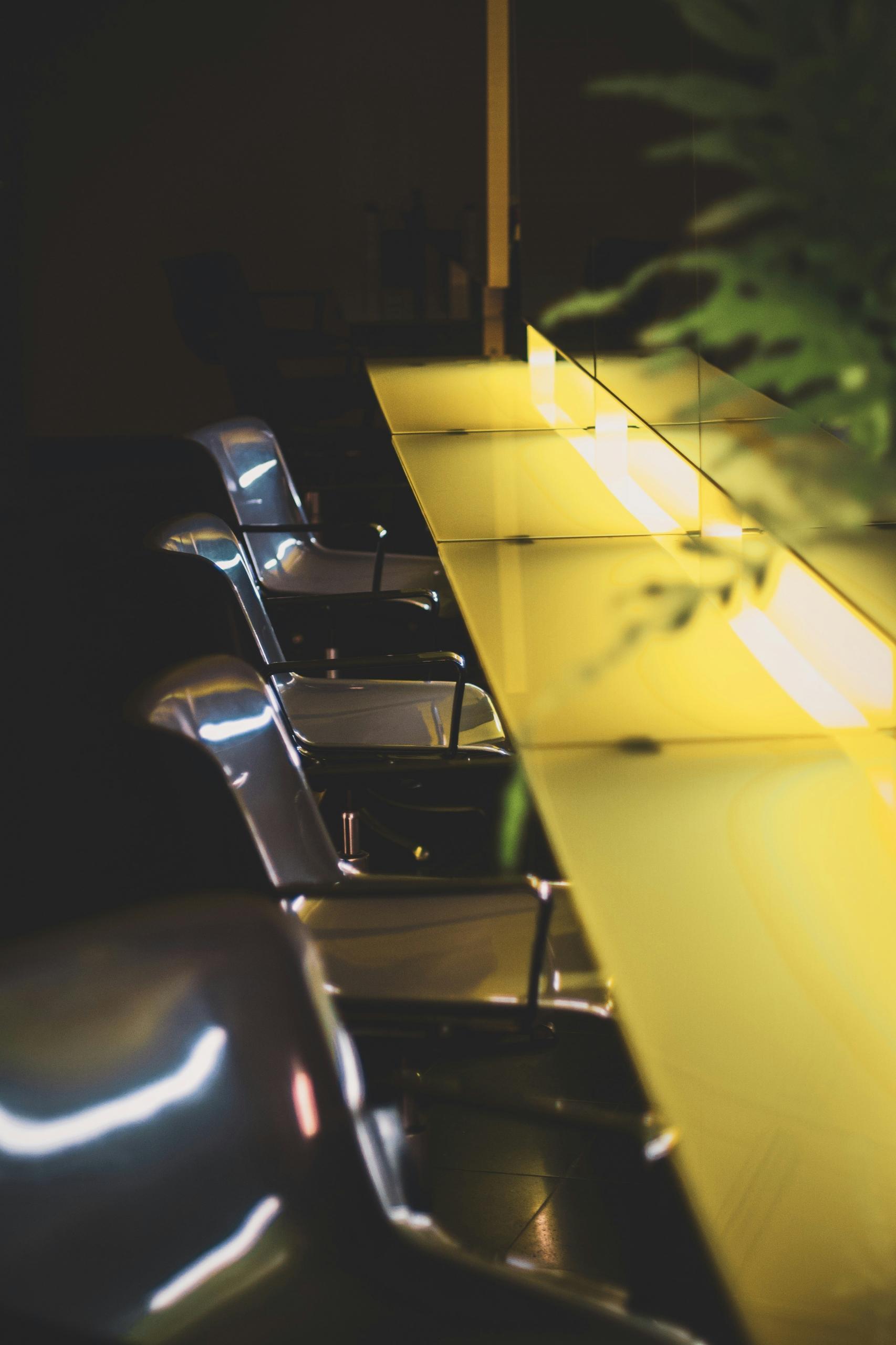 chaises avec table jaune lumineuse