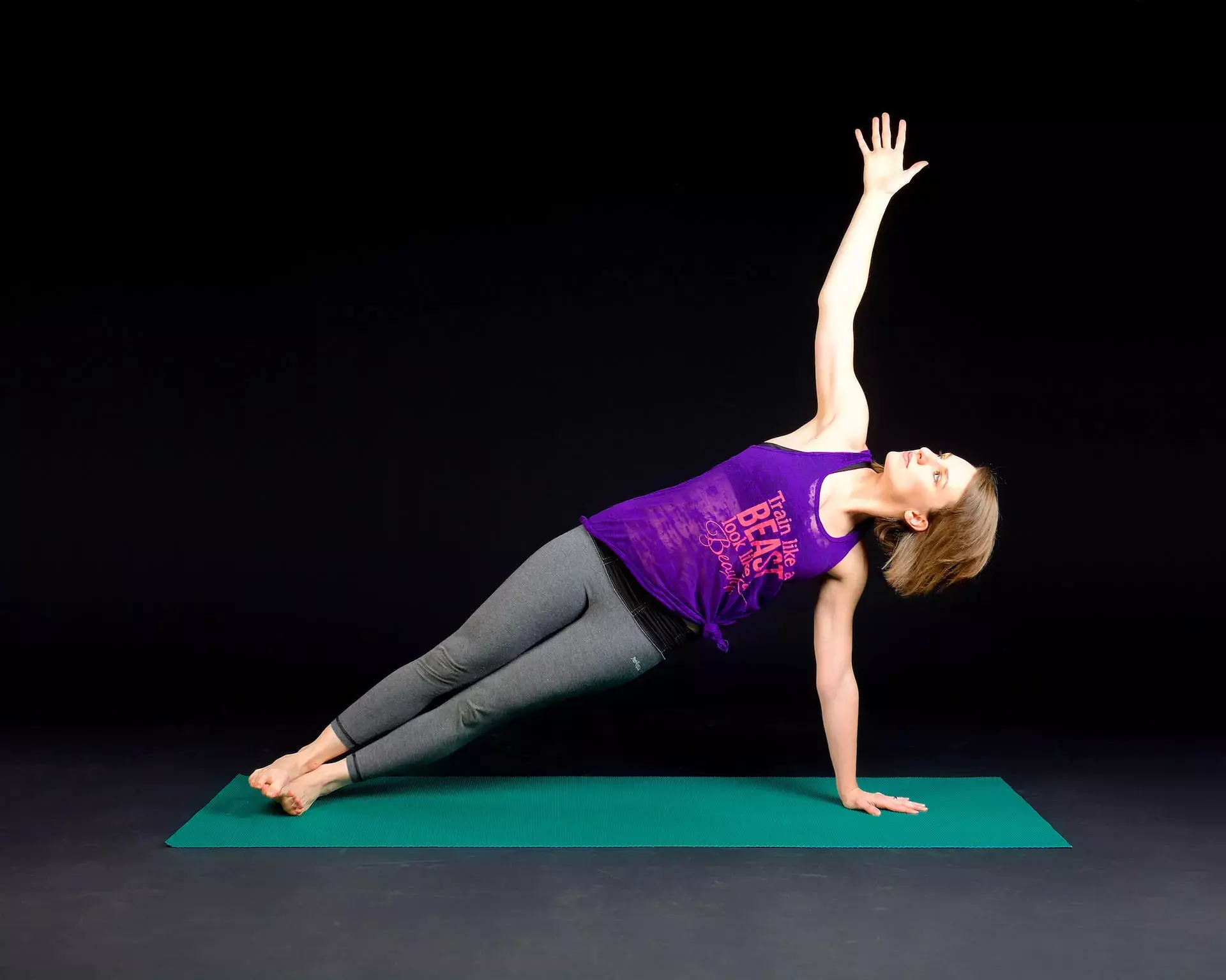 femme faisant du yoga sur un tapis de sport